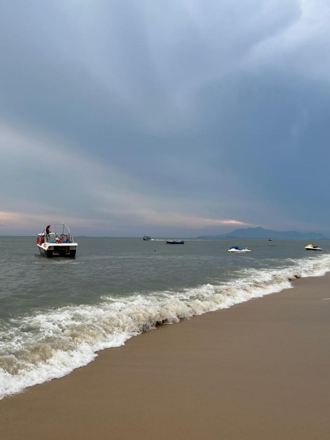 By The Sea Beachfront Designer Suites Penang - Managed By Art Of Tree Batu Ferringhi Exterior photo