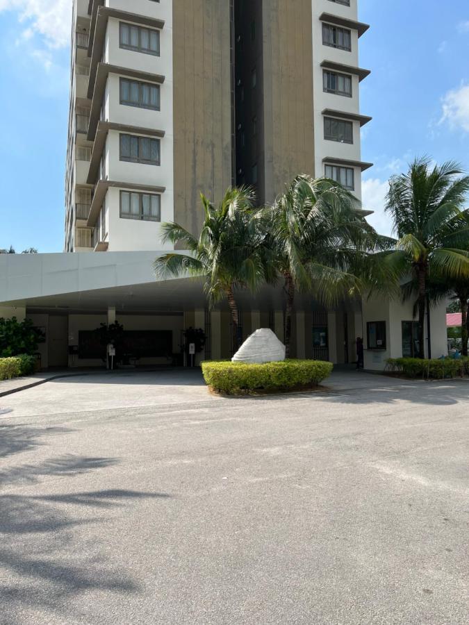 By The Sea Beachfront Designer Suites Penang - Managed By Art Of Tree Batu Ferringhi Exterior photo